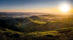 Ilustrační foto Východní Morava - v pozdadí Buchlov. Foto Petr Slavík