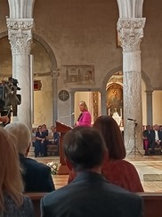 Martina Dlabajová při uvedení výstavy v patriarchální bazilice v Aquileii